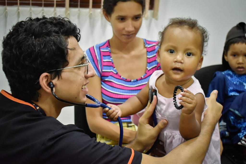 Valoración médica pediátrica con estetoscopio durante jornada de promoción y prevención de FUNISER