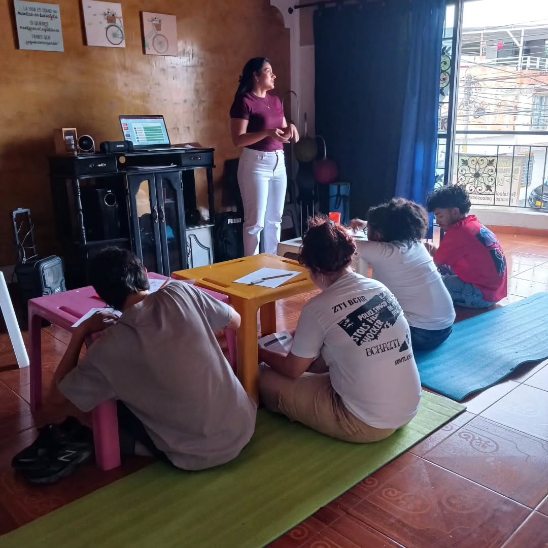 Taller de pedagogía activa, orientación vocacional y trabajo cooperativo con jóvenes en la sede de FUNISER Tuluá