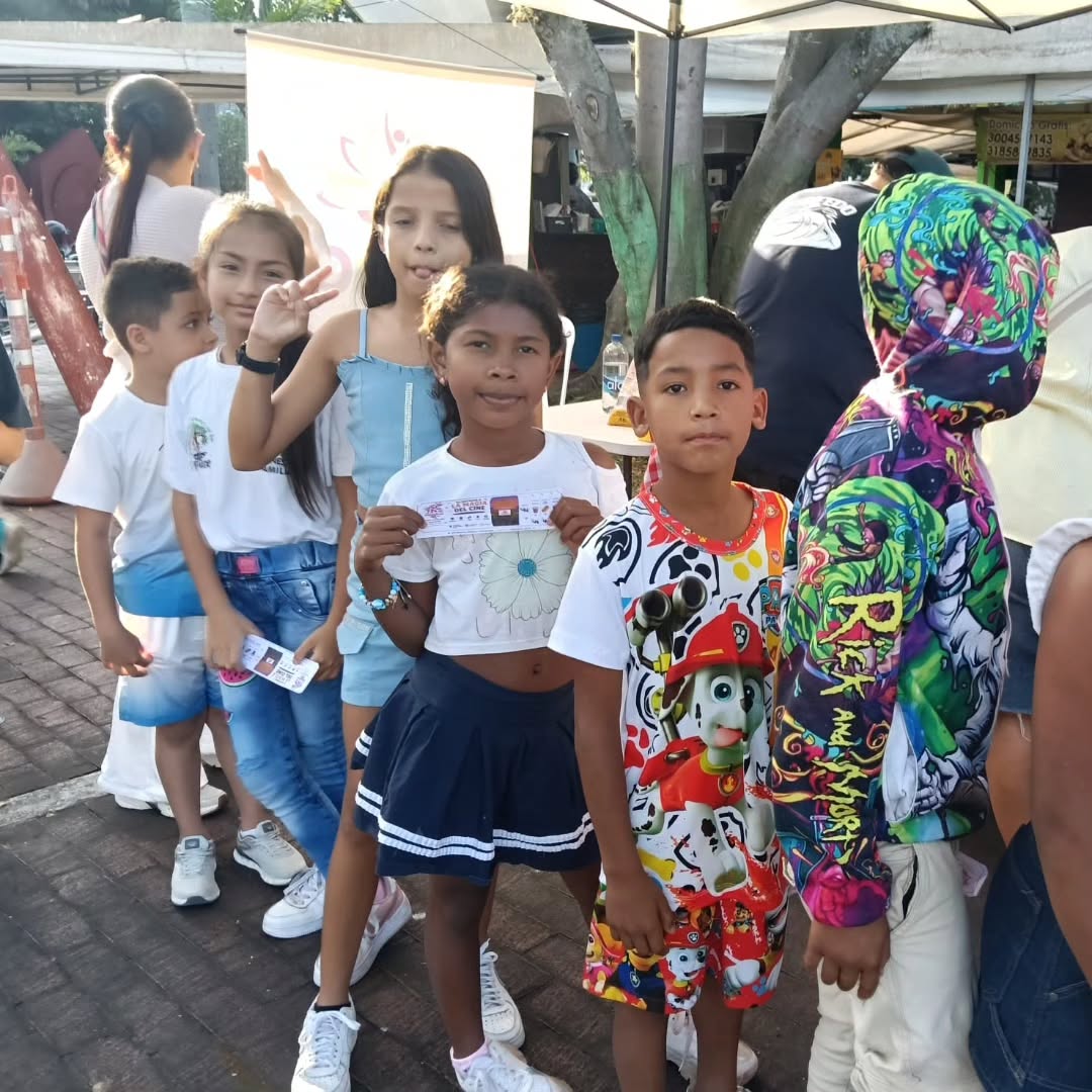 Niños y niñas de FUNISER en tarde de cine cultural en Tuluá